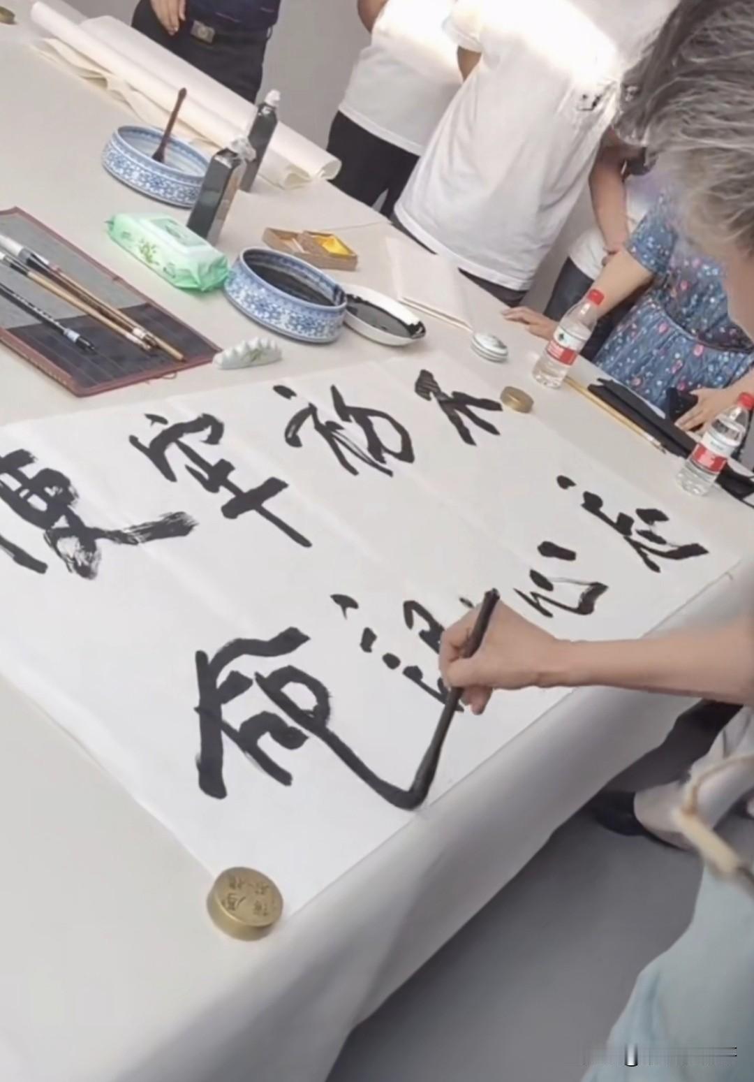 为啥写字丑的还能进“中书协”？虽然我不懂书法，但我知道这字真心不好看