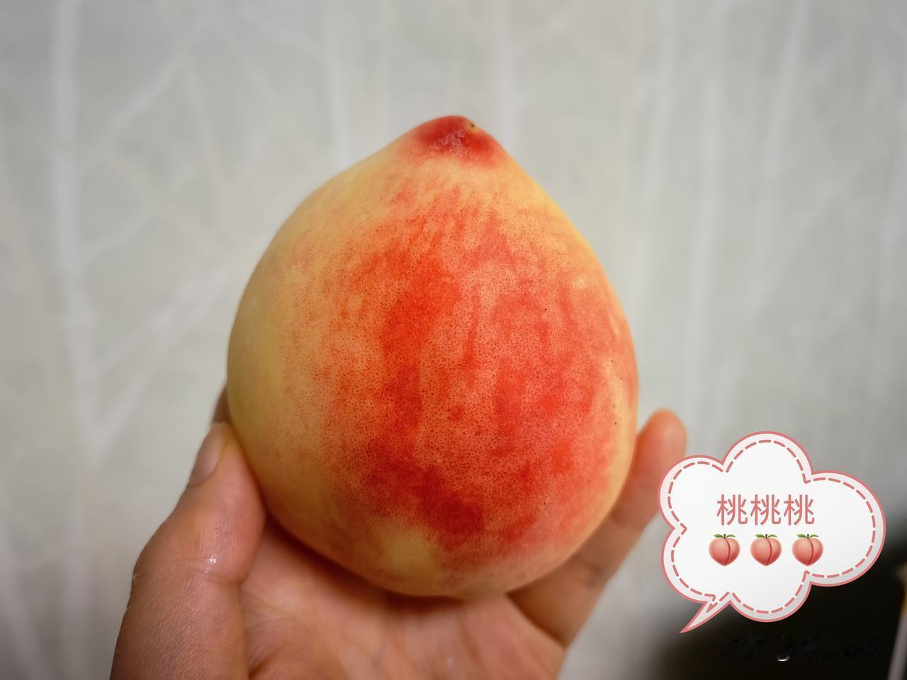 别人送了一袋子水蜜桃🍑，怕对上面的毛毛过敏，一直放着没敢动。刚轻轻捏了一下，软