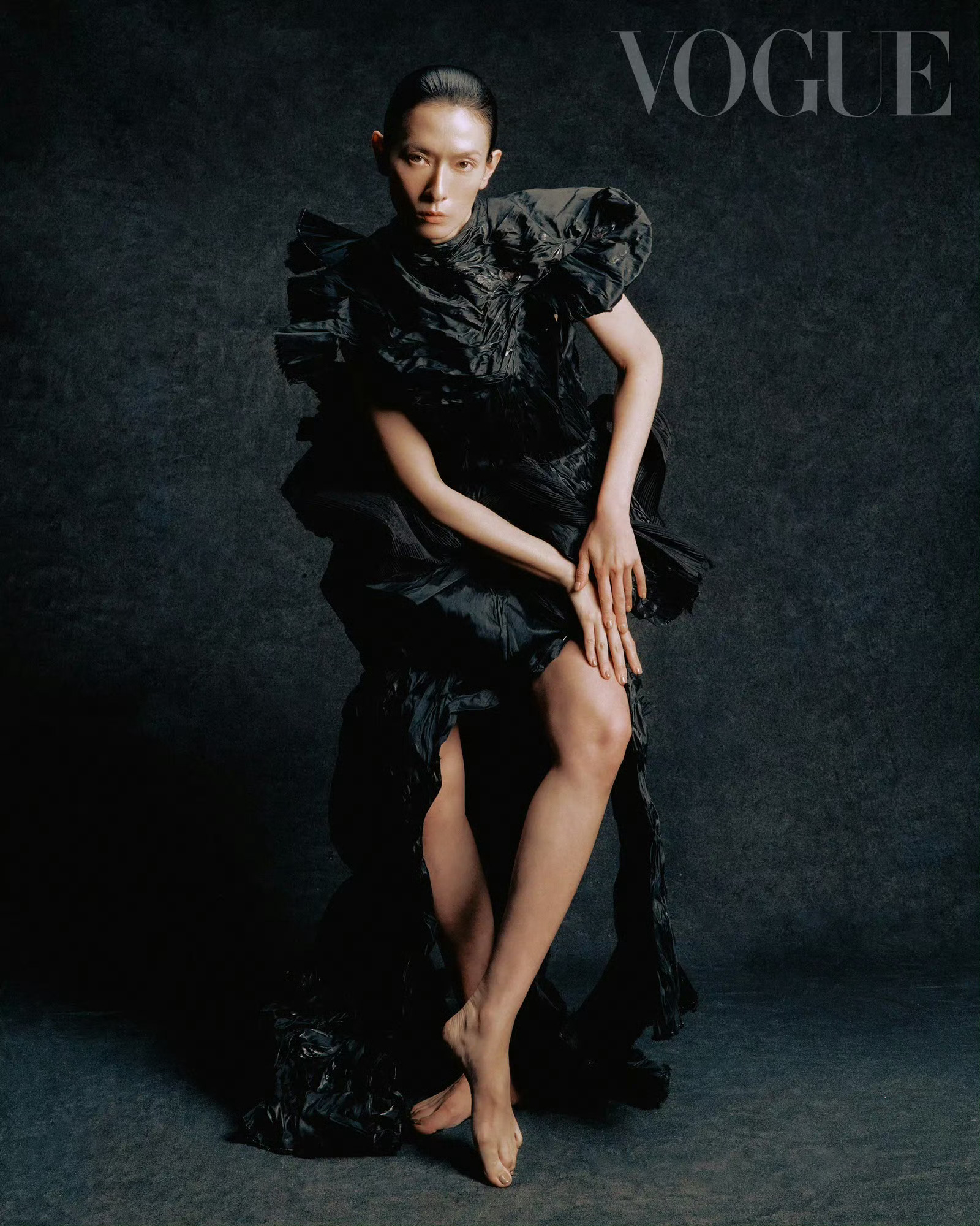 中国台湾版VOGUE 八月刊封面本土模特刘欣瑜“她以花名盛开” 结合植物意象的时