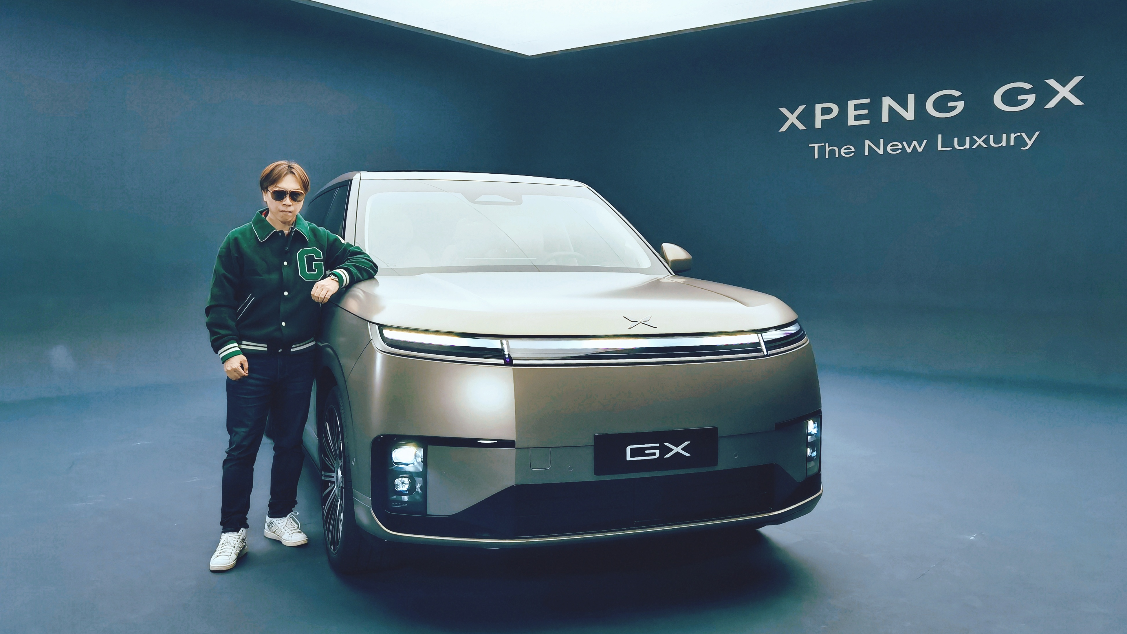 小鹏GX这个非常简洁的车头是不是非常有气质？贯穿式头灯很常见，但是GX有两个断点