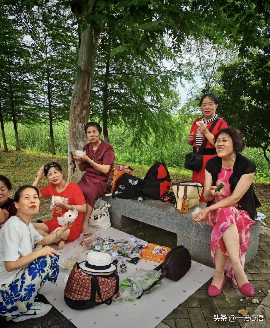 选世界上最优雅的大妈，咱排不上号。
但选世界上最幸福的大妈，咱肯定能排第一。
退