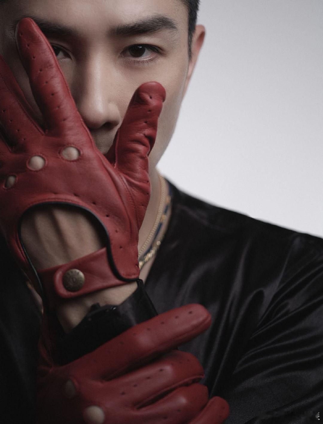 李承铉寸头 以前觉得李承铉长发帅，现在寸头一剃，直接惊艳！烟雾舞台中硬朗又性感，