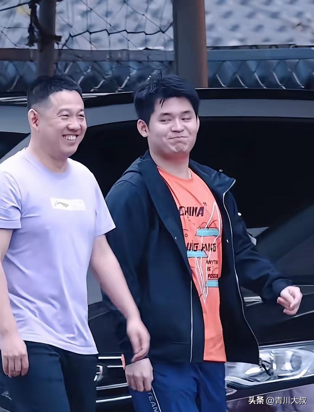 实锤了吧？林诗栋被拍到成都集训时，和王建军一起走进训练场。
看两人有说有笑，
心