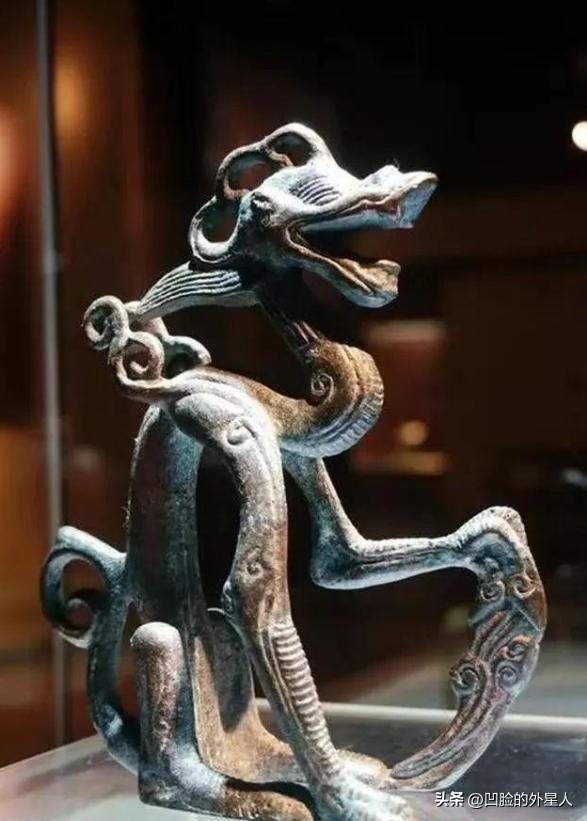 1956年，黑龙江一农民种树时挖到一条铜龙，以为是宝贝就带回了家里，没想到当天晚