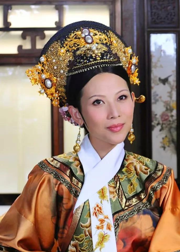 刷到网友提问：为什么是庶出的宜修嫁给了雍亲王，而不是嫡出的纯元？
 
这事儿说起