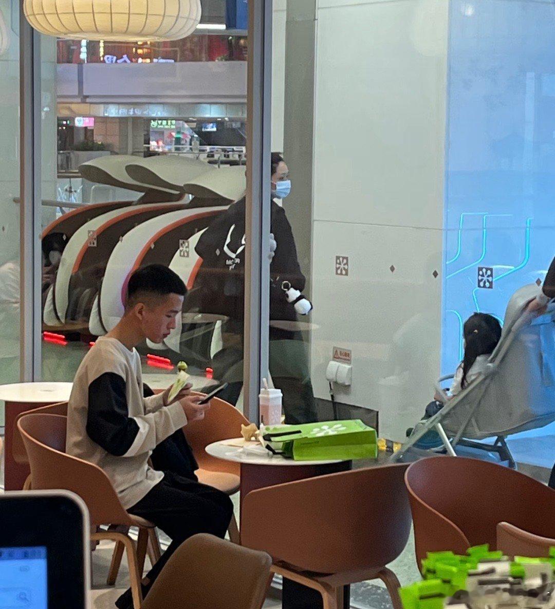 网友在广州偶遇郭碧婷一家，郭碧婷带着爸爸跟孩子，女儿向芷扎着小辫坐在推车里，郭碧