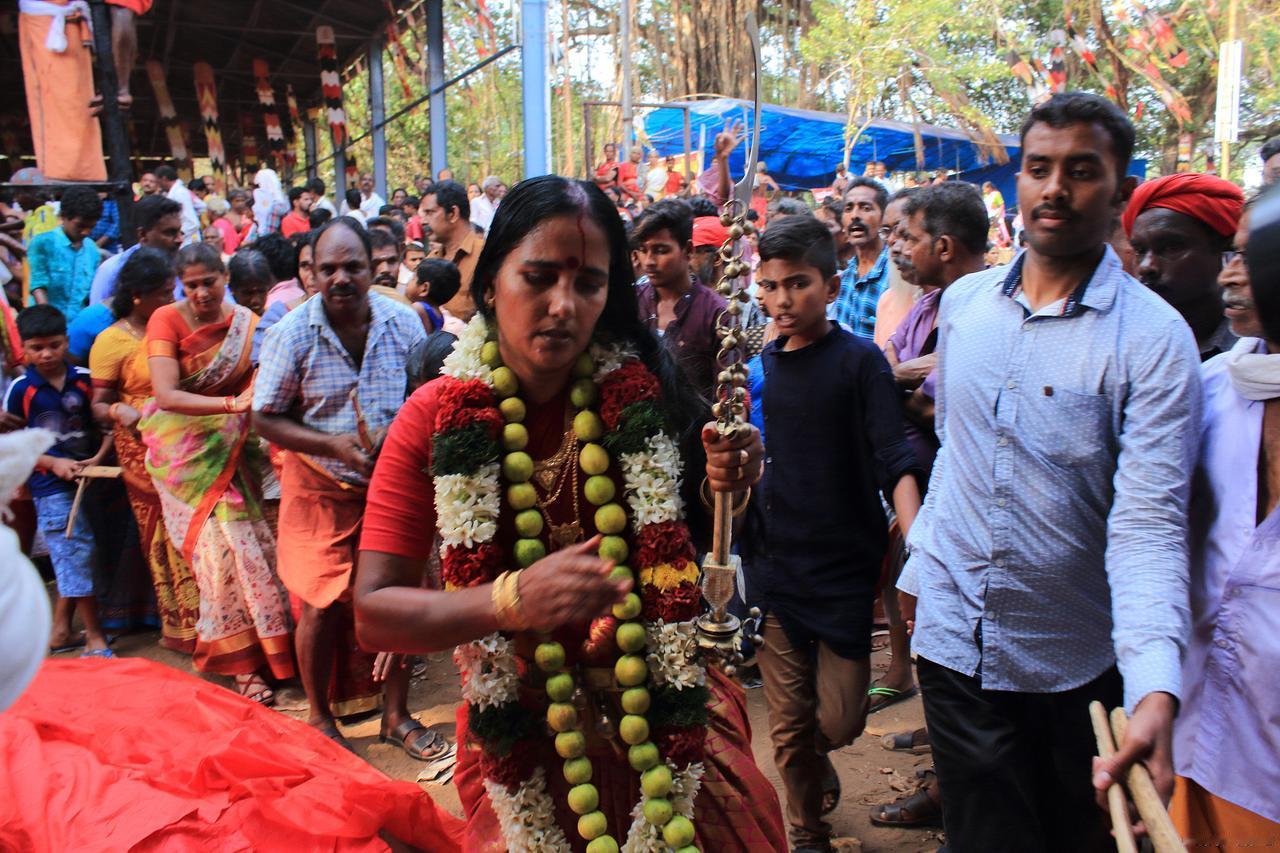 韩国尽管外表看起来自信更加强烈，实际是在掩饰不住内心的自卑甚至是恐惧，无论怎样自