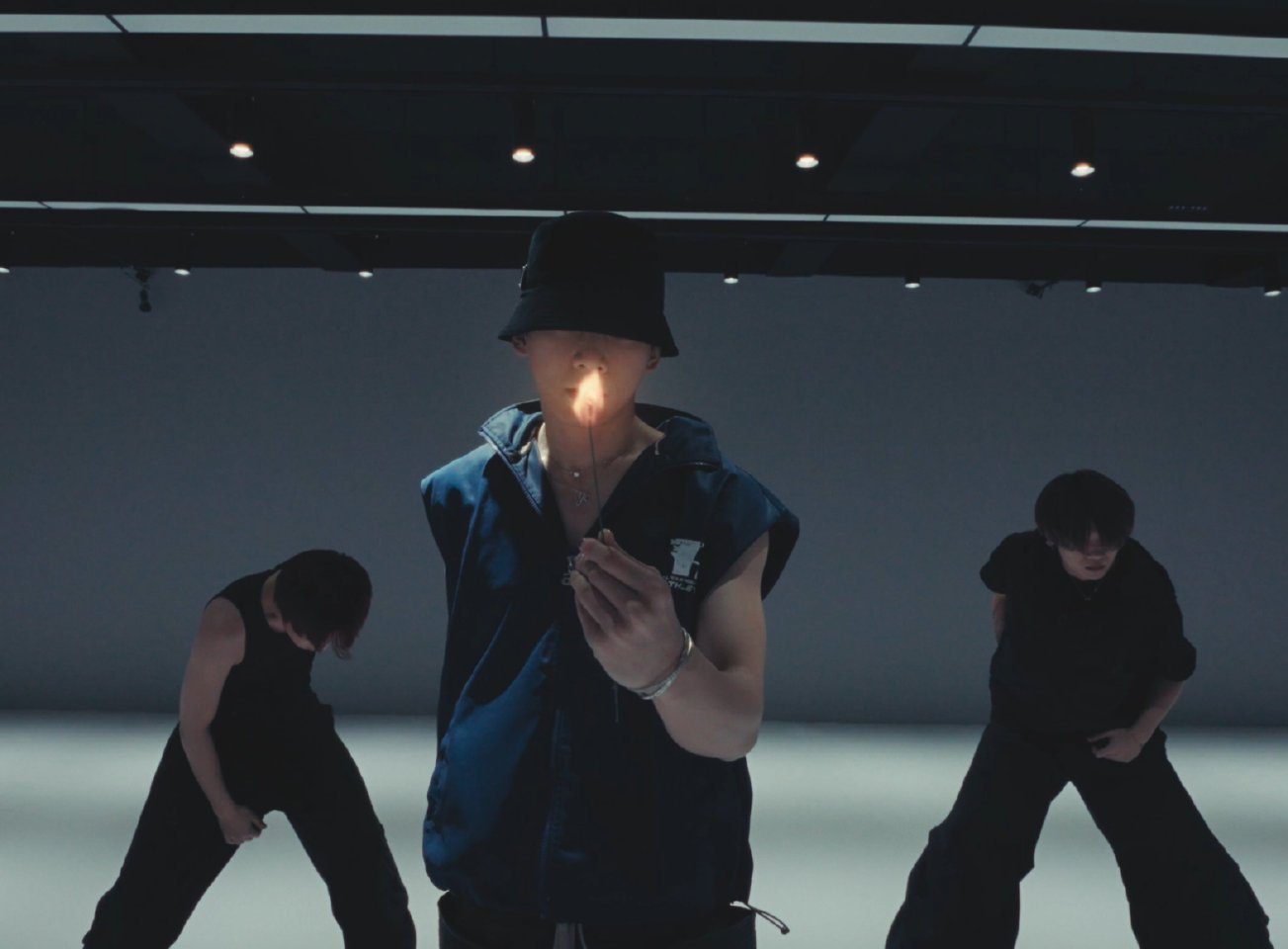 姚琛边跳舞边表演魔术也太会了！舞蹈流畅不耽误魔术效果，舞台创意拉满，看得又惊喜又