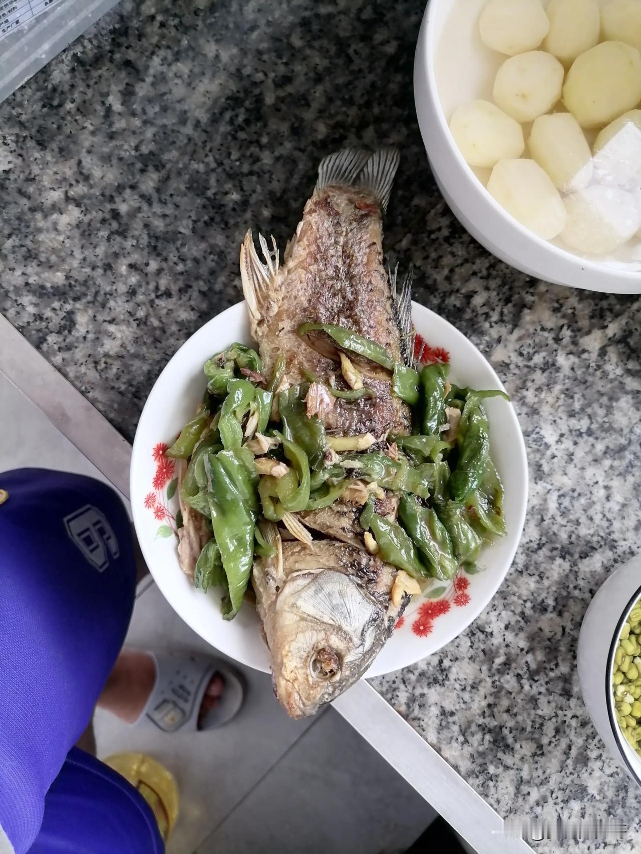 汉北河昨晚钓的2斤重的鲫鱼，真香