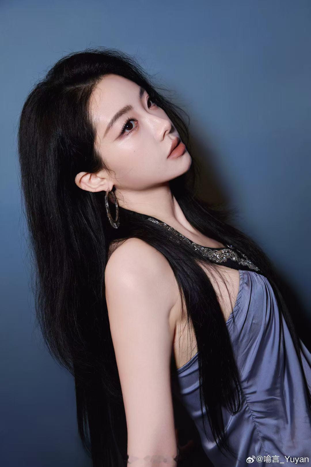 喻言喻言在大城市找的工作是美容美发吗伦敦合伙人一边卖力带货一边帮客人修剪头发，喻