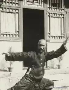 1936年，武术家寇运兴在德国柏林表演武术，遭到芬兰拳击手挑衅，说：我要用拳击挑