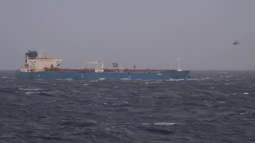 美国截获第七艘油轮后，法国加入扣押队伍，购买制裁石油风险大增