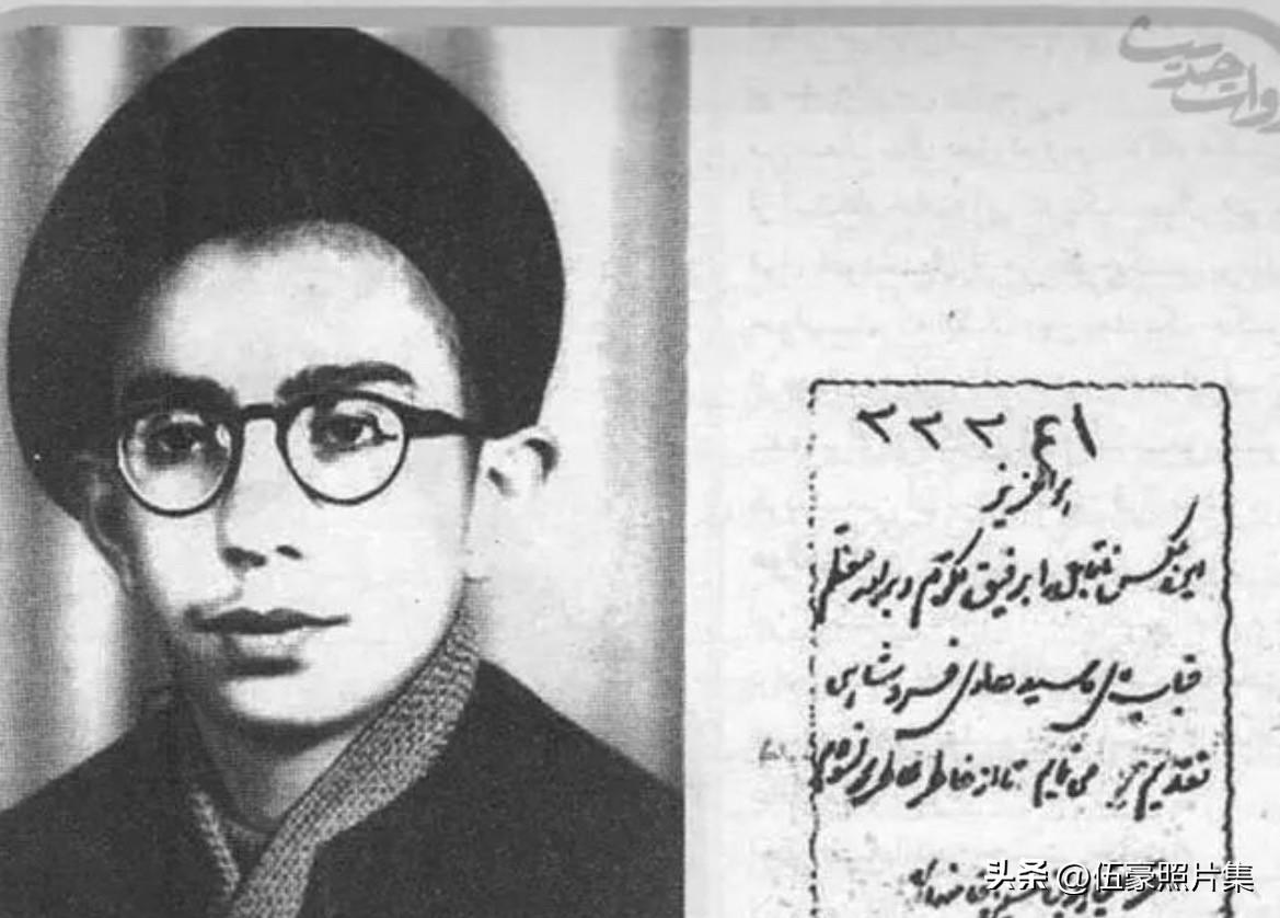 少年时期的阿里·哈梅内伊，在父亲赛义德·贾瓦德·哈梅内伊的严格指导下，用了五年时