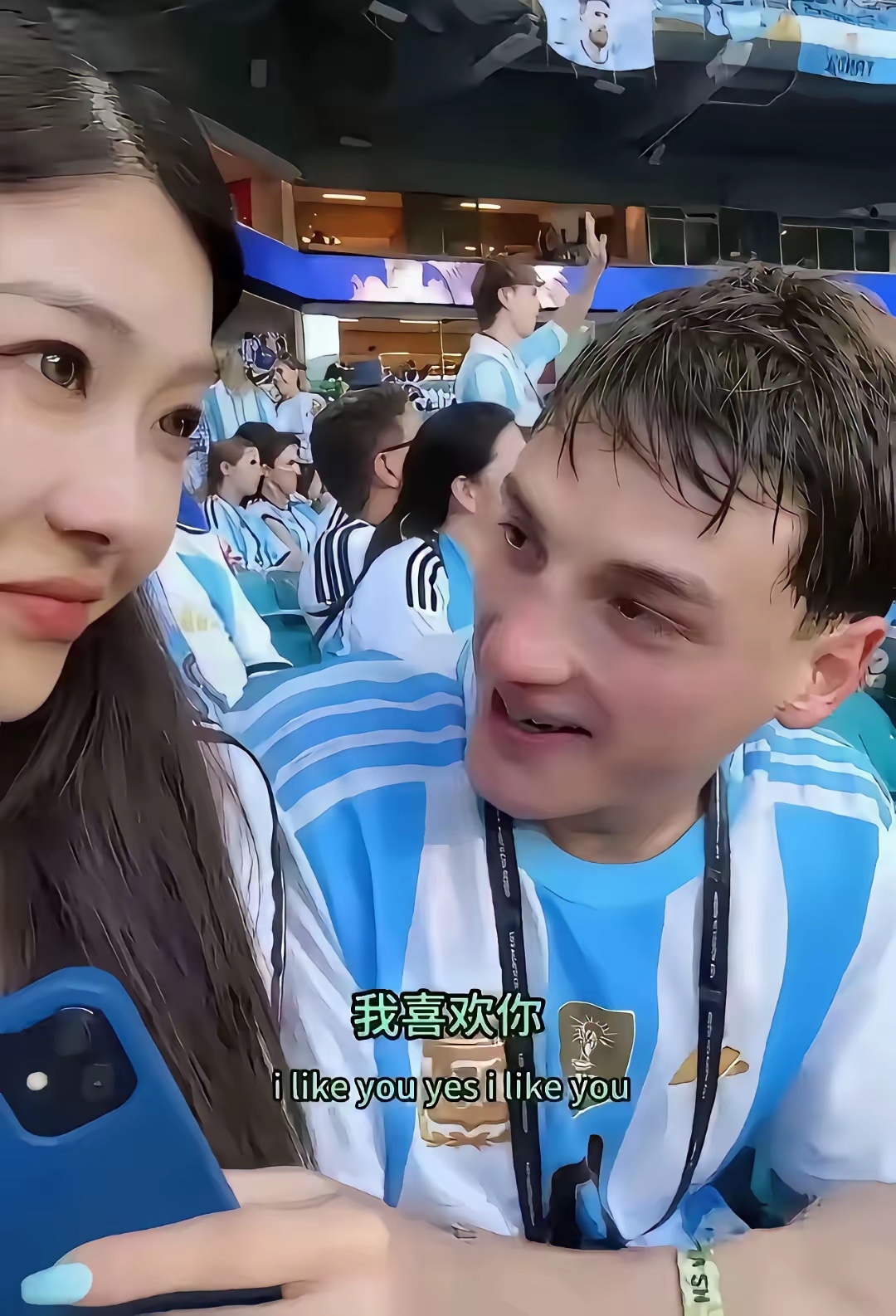 中国女孩世界杯被邻座求婚明明只是看个球连对方名字都没记全，就点了头。球场吼得再凶