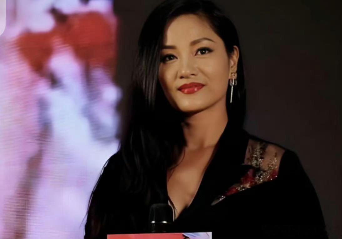瞿颖拿个袋子就出门了网友在清迈街头偶遇瞿颖逛街，仅仅拎着一个布袋就随性出行。穿搭
