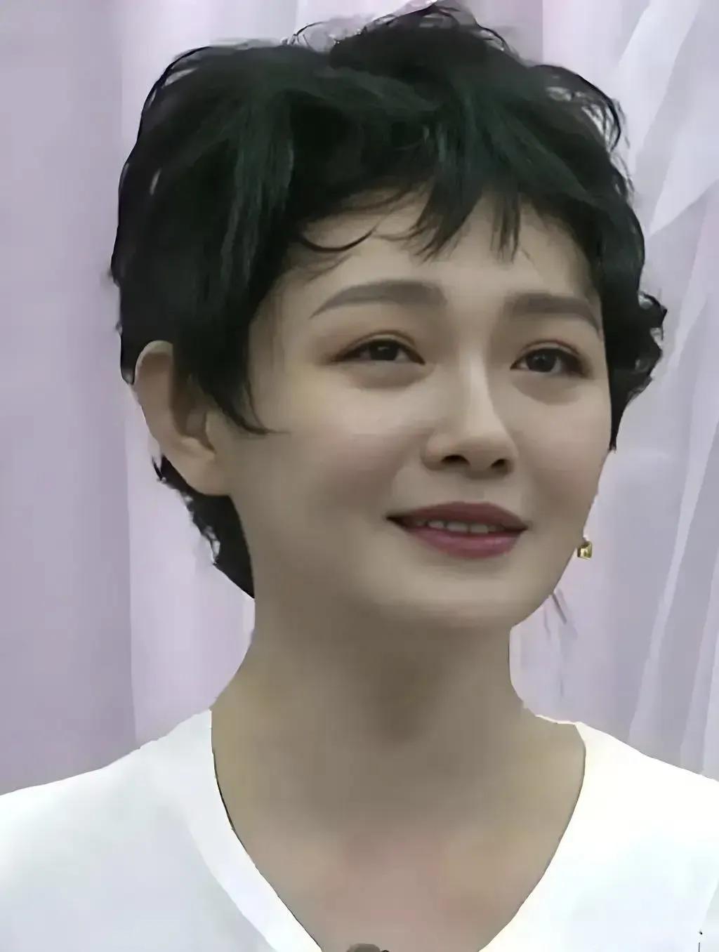 我，一个对大S故事充满感慨的旁观者，也是无数被她人生剧幕吸引的观众之一。今天，我