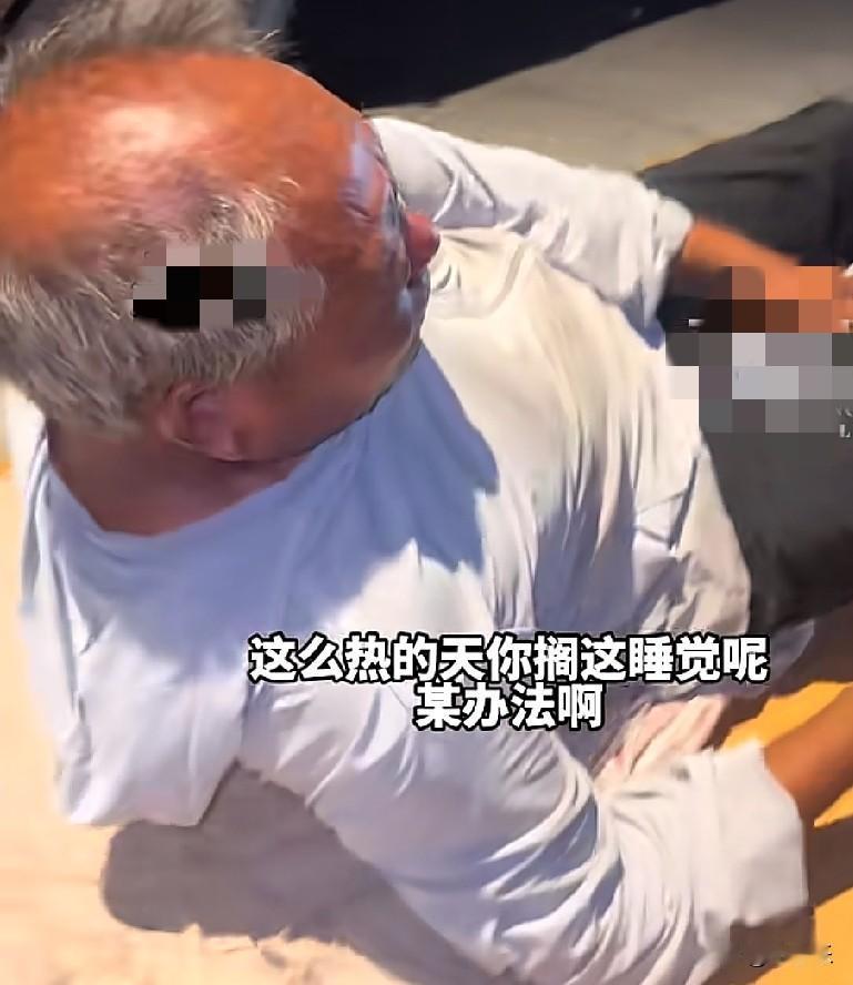 7月5日，河南开封一老人拉了满满一车瓜到河南许昌去卖瓜糊口，一女子见老人只是铺了
