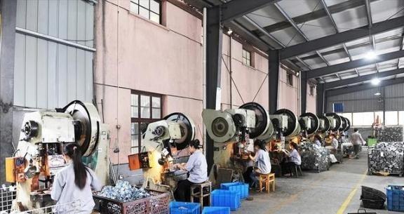 为什么制造业向外国搬迁，而不向中西部搬迁？简单来说，除了广西和少数成渝节点，很多