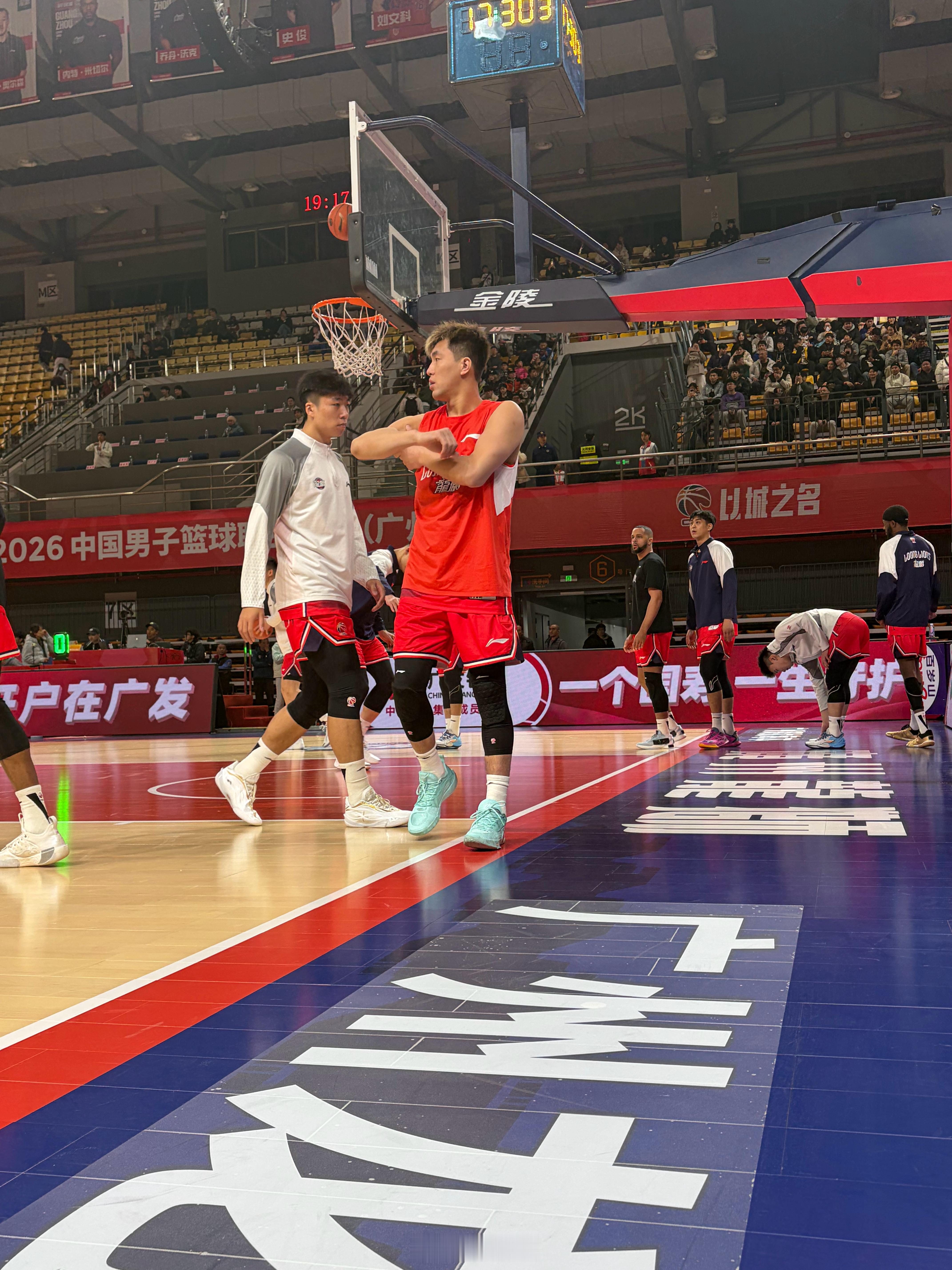 今天继续坐在专业的地板上，期待郭艾伦伤愈复出的首秀。郭艾伦复出龙狮男篮vs同曦男