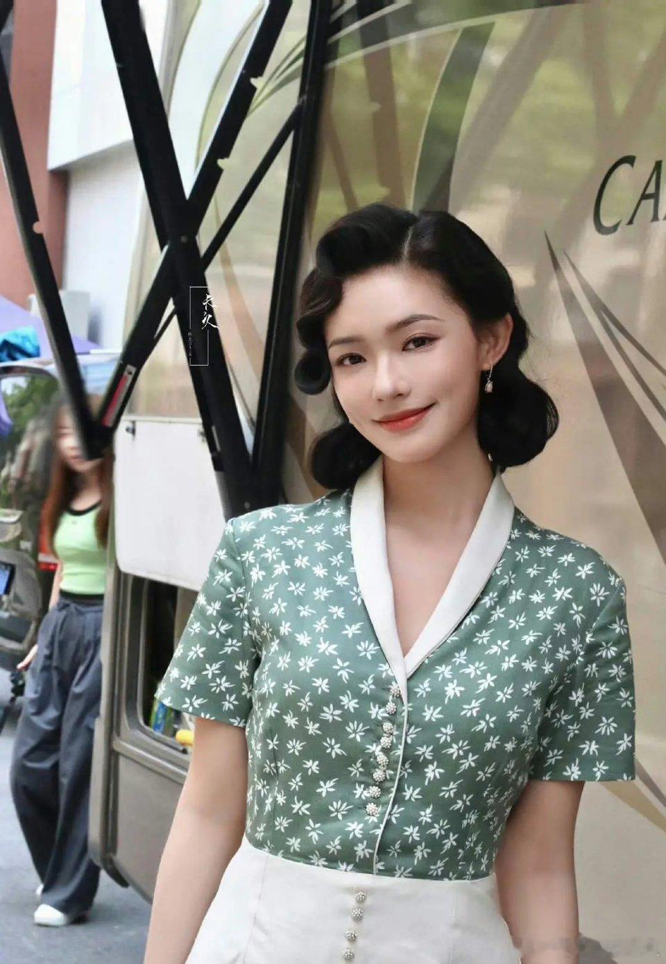 在林允身上我们真的能够感受到，只要颜值气质到位了，再土的衣服穿在身上都可以，别有