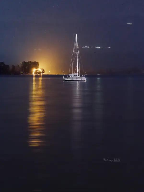 上联：千山迎旭日，诚邀下联孤灯照远帆