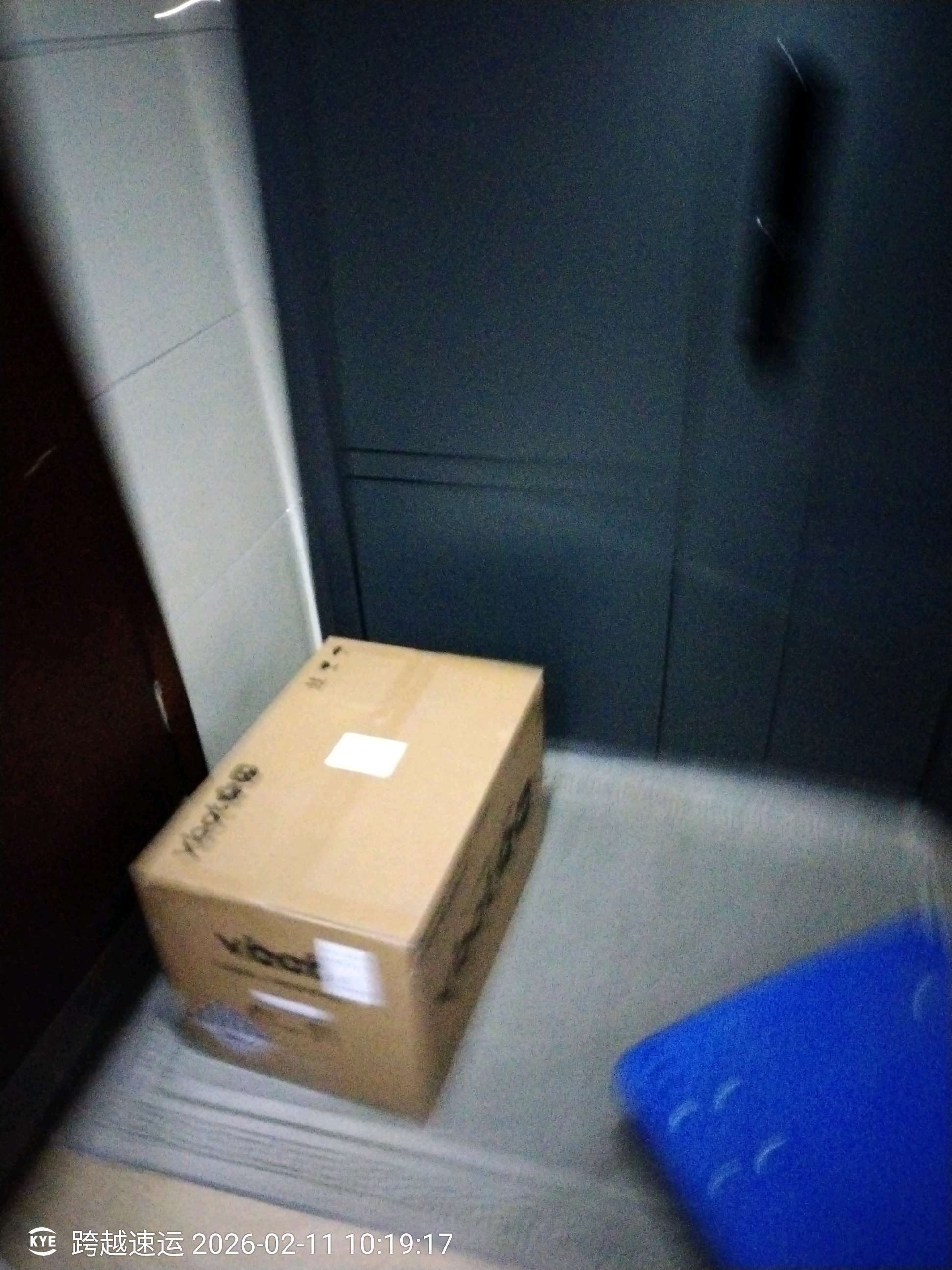 模糊的画质，超群的实力机器狗大头已经到家门口了，只能先请爸妈搬进屋，等放假回家开