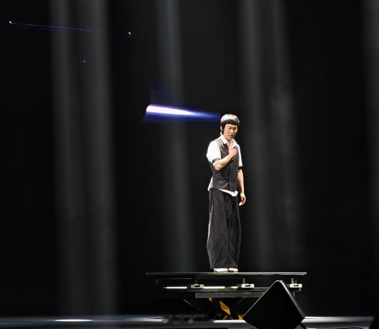 第一次见在手机上跳踢踏舞 我真被荣耀 Magic8 Pro Air 发布会的名场