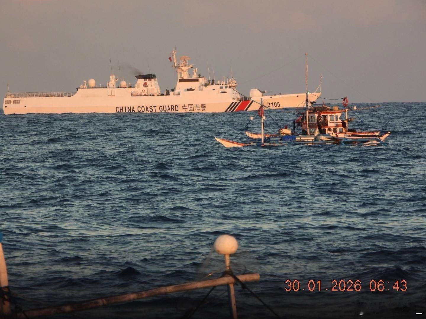 菲律宾海警8301舰、4408艇等昨天在吕宋岛以西海域给菲渔船提供补给。中国海警