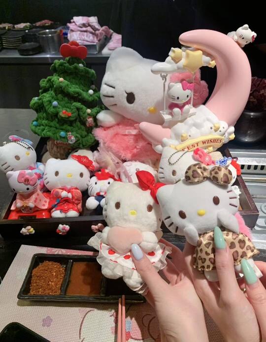 是谁吃饭都能被hellokitty 包围了呀！！