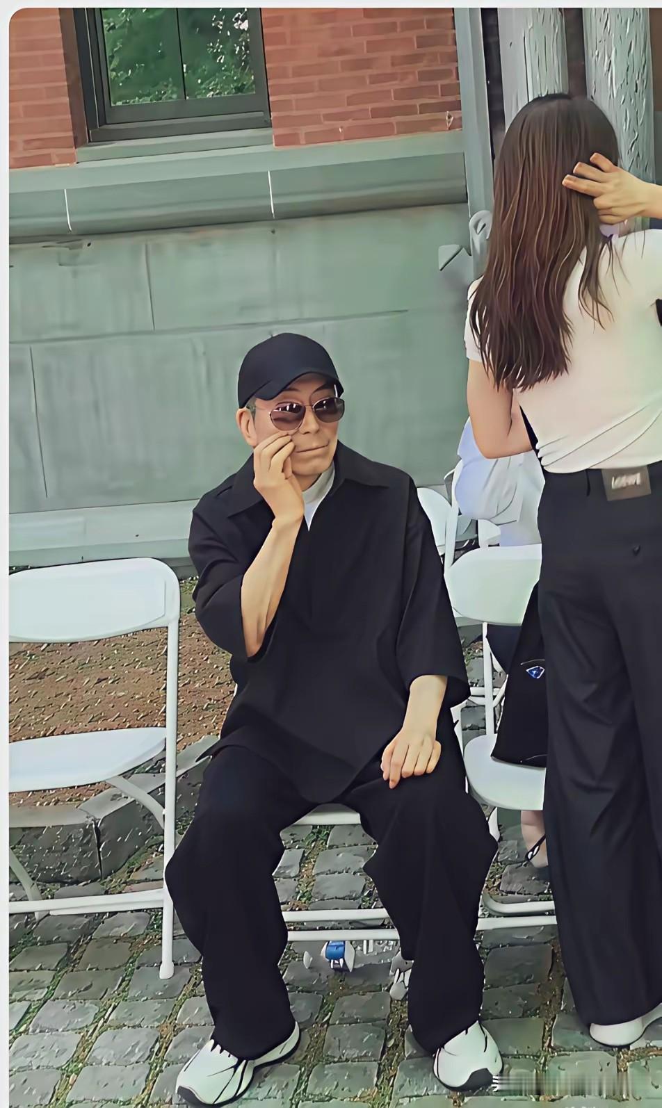 老某子和妻子陈婷的合影，一个76岁，一个45岁，感觉他的精神气明显不足了！