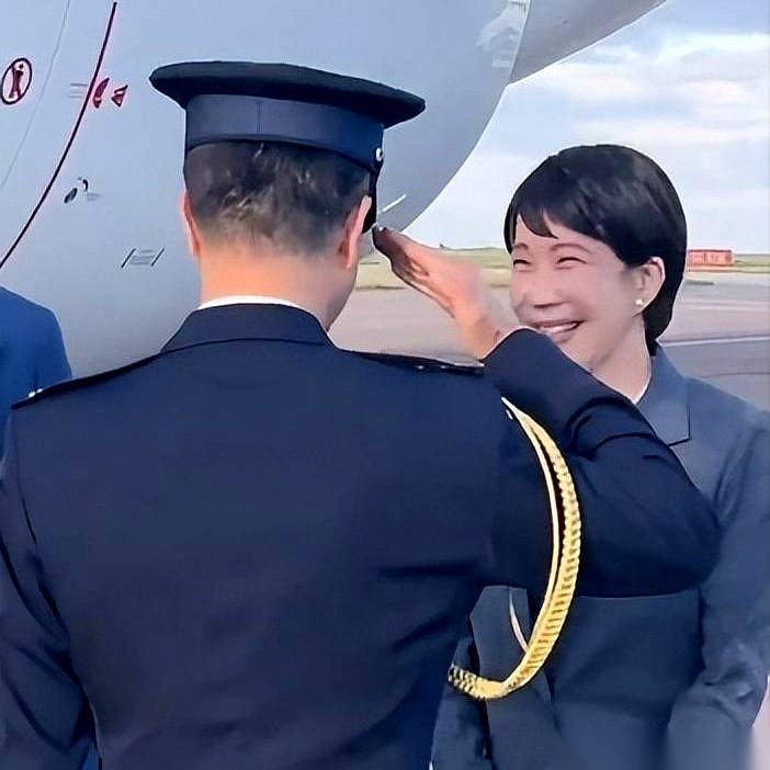 专机舱门打开。
日本首相高市早苗的脚，悬在半空，准备踏上英国的土地。但下面，除了