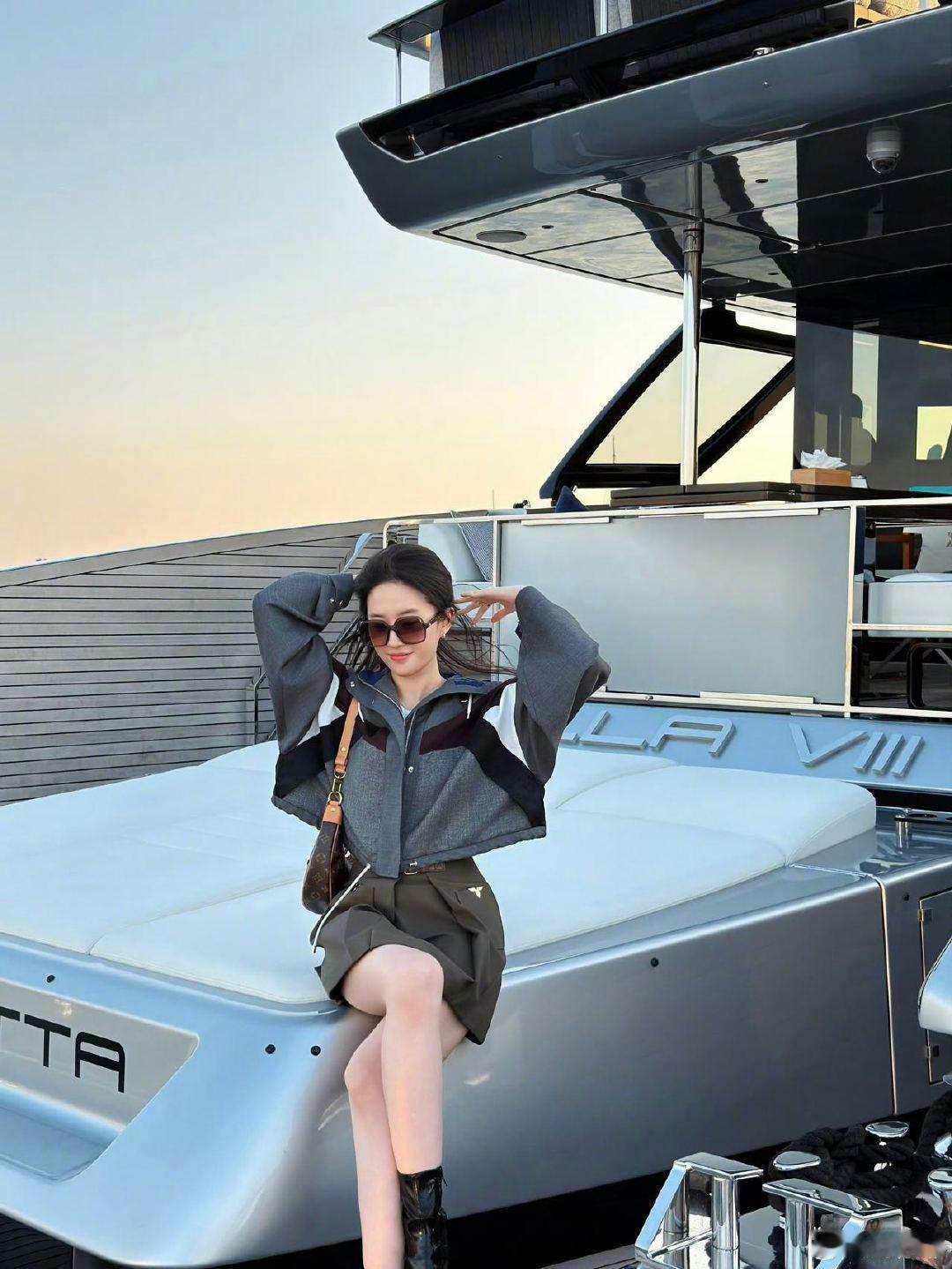 刘亦菲游艇随拍刘亦菲游艇海上落日照 哇趣！这个刘亦菲也太美了吧！！真的要迷死我啊