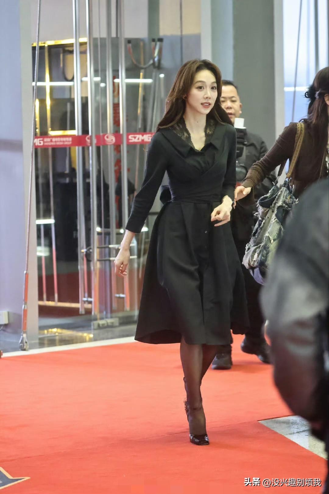 姜妍生图，黑裙黑丝韵味好浓郁呀