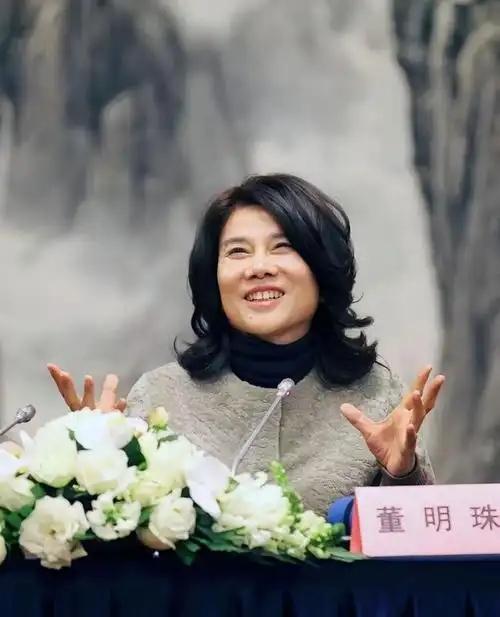 有些人后槽牙都要咬碎了！
 
美的签了，小米签了，海尔签了，唯独董明珠这脾气，直