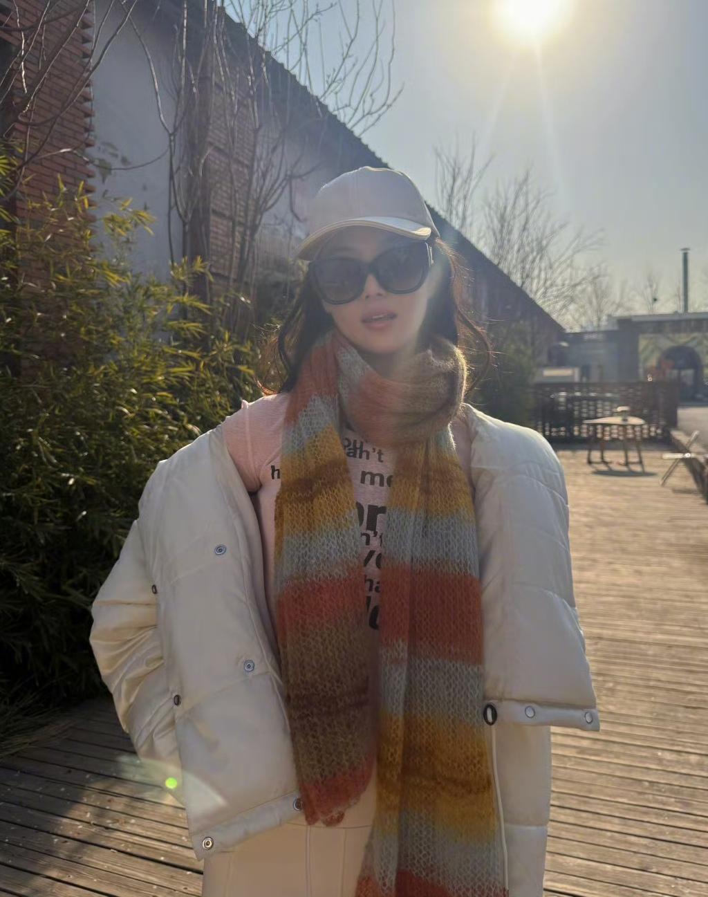 张馨予冬季穿搭，她的这一身，围巾是亮点，墨镜是酷点，棒球帽是用来减龄的，整个看起