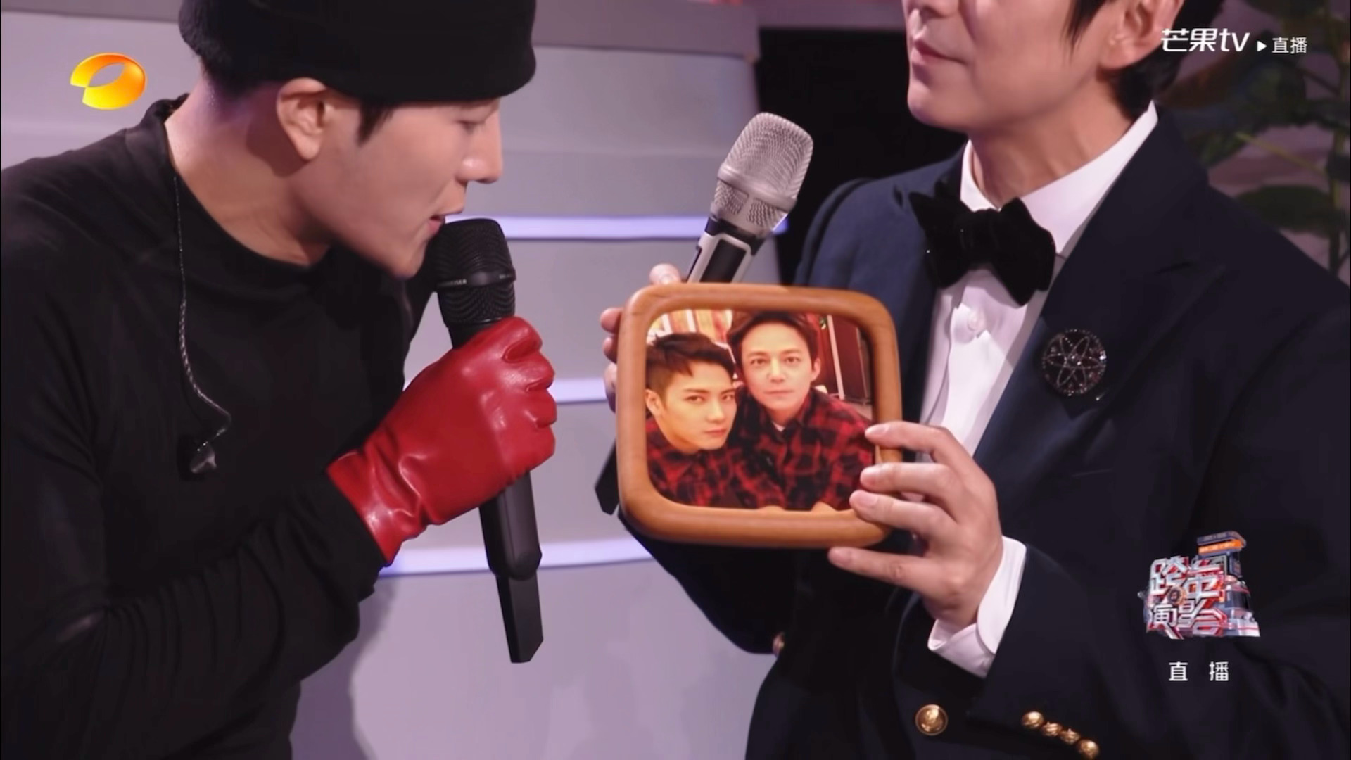 何尔萌，时间都去哪了何炅王嘉尔复刻十年前合照