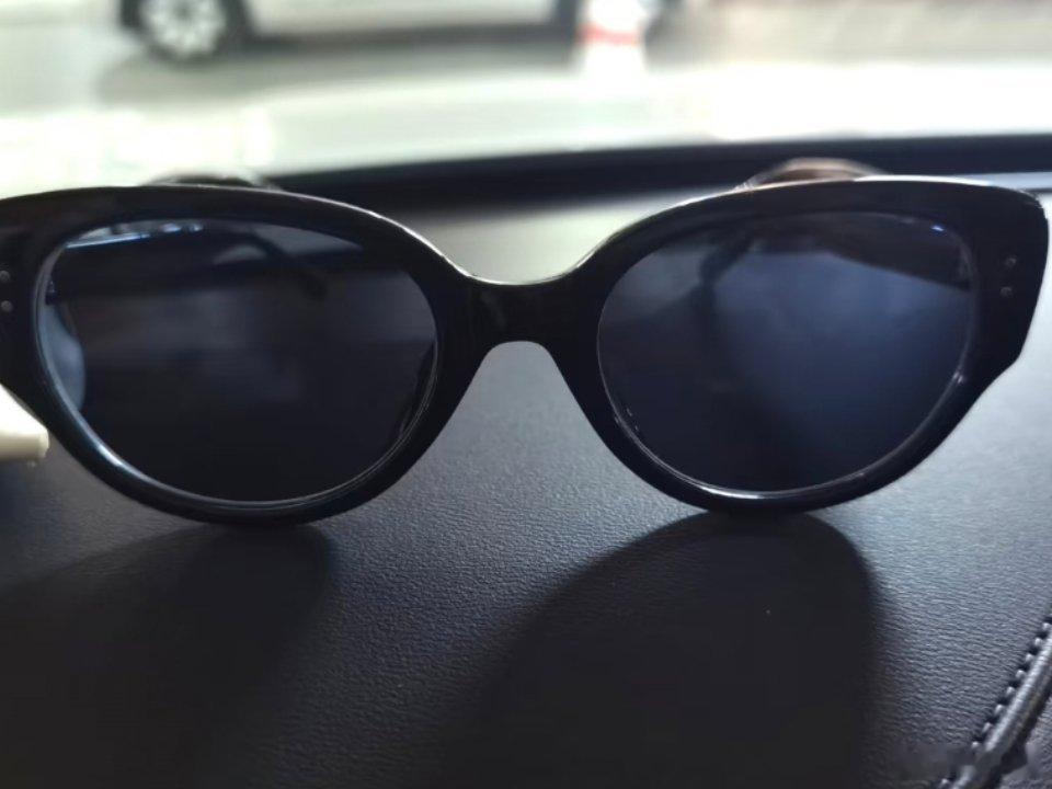 墨镜不要再随便戴了别盲目跟风天天戴墨镜，随意佩戴暗藏健康风险。选购要看防紫外线标