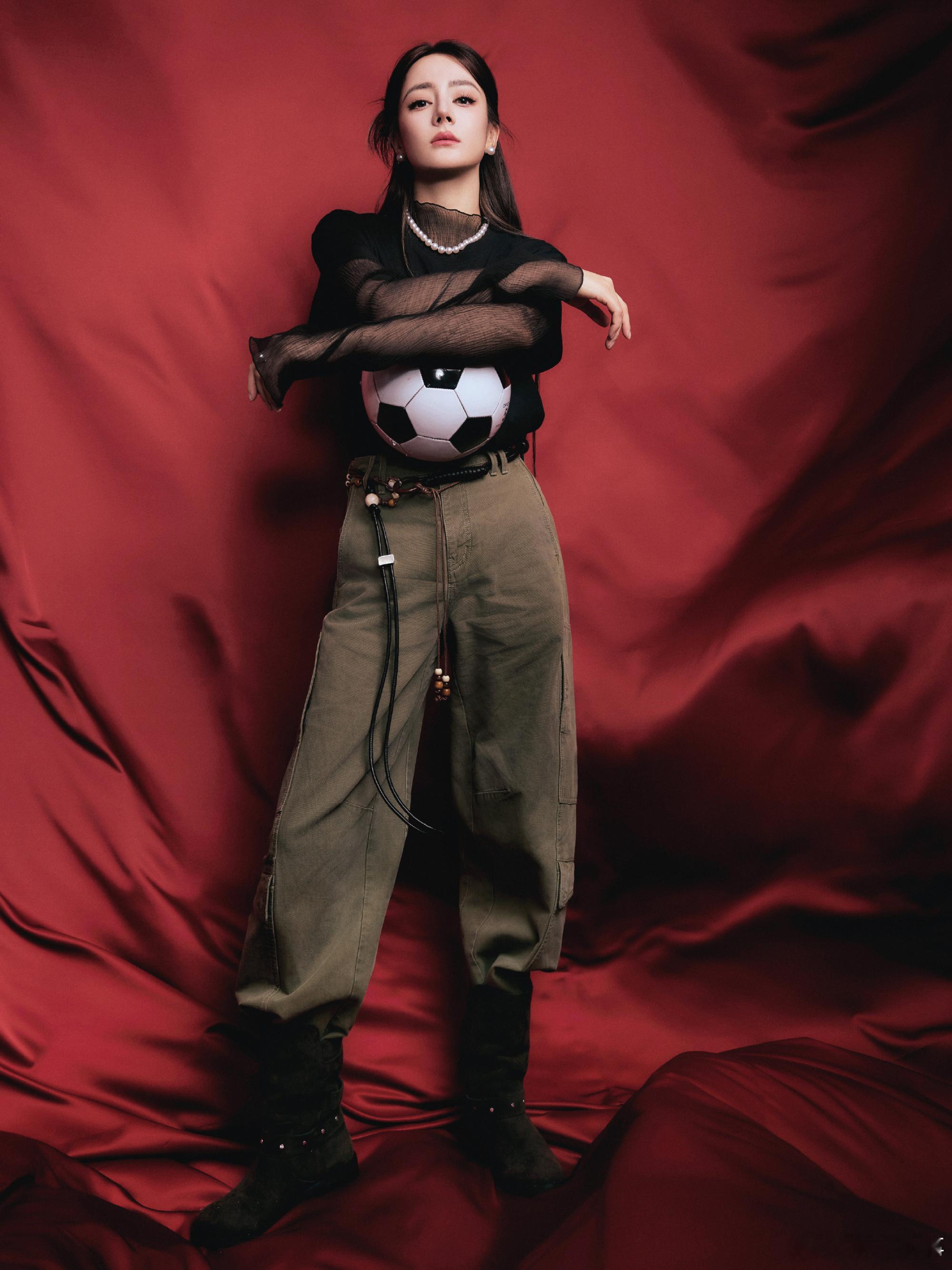 迪丽热巴功夫女足路演服造型 