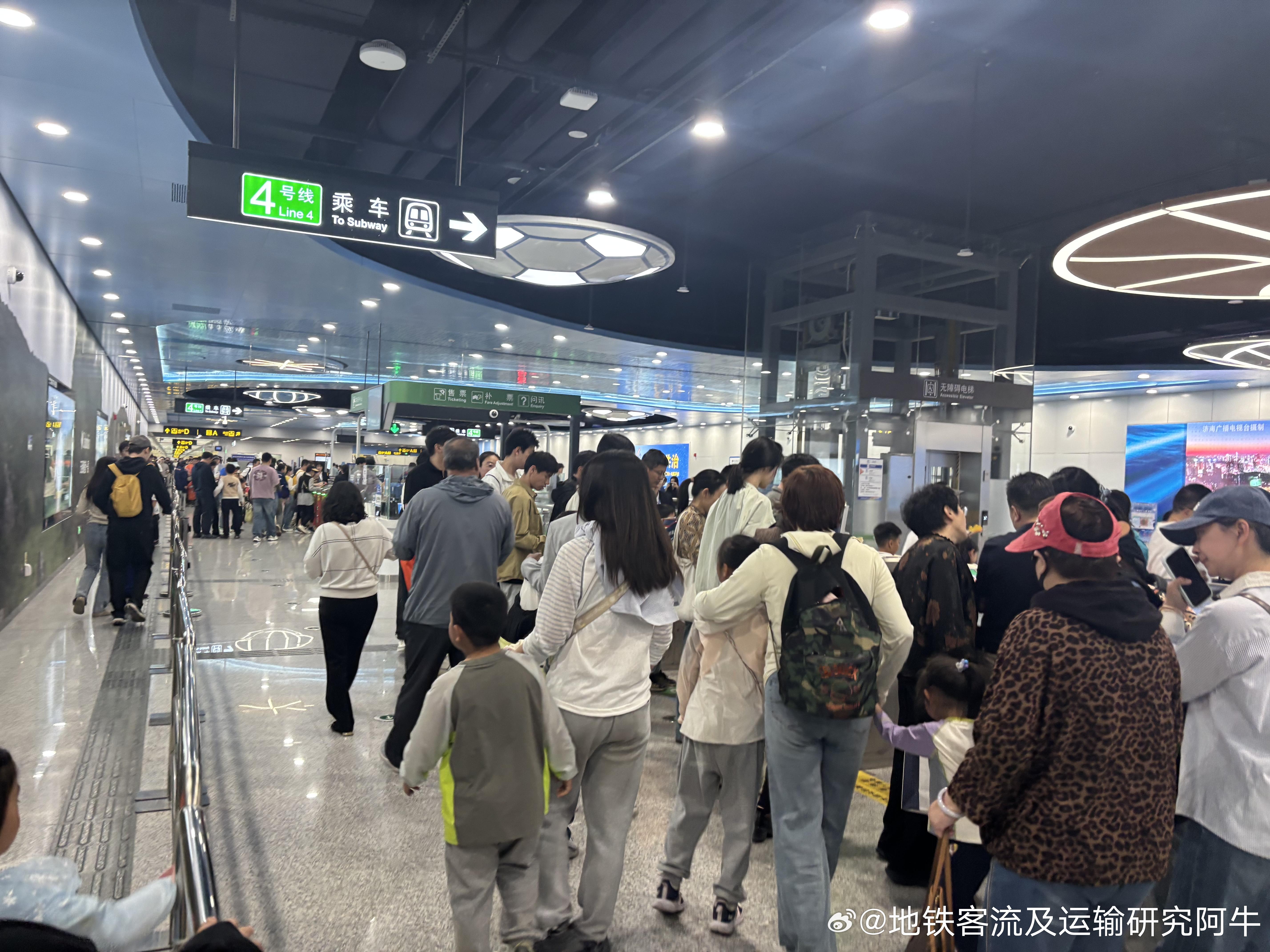 济南地铁 网友：今日下午，济南地铁4号线省体育中心站（鲁超联赛散场）客流画面。 