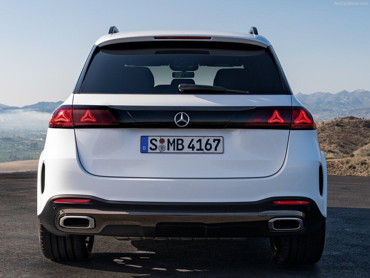 不知不觉中，奔驰这一代的家族设计语言已经形成。尾灯元素：A级，圆的双边各一个三叉