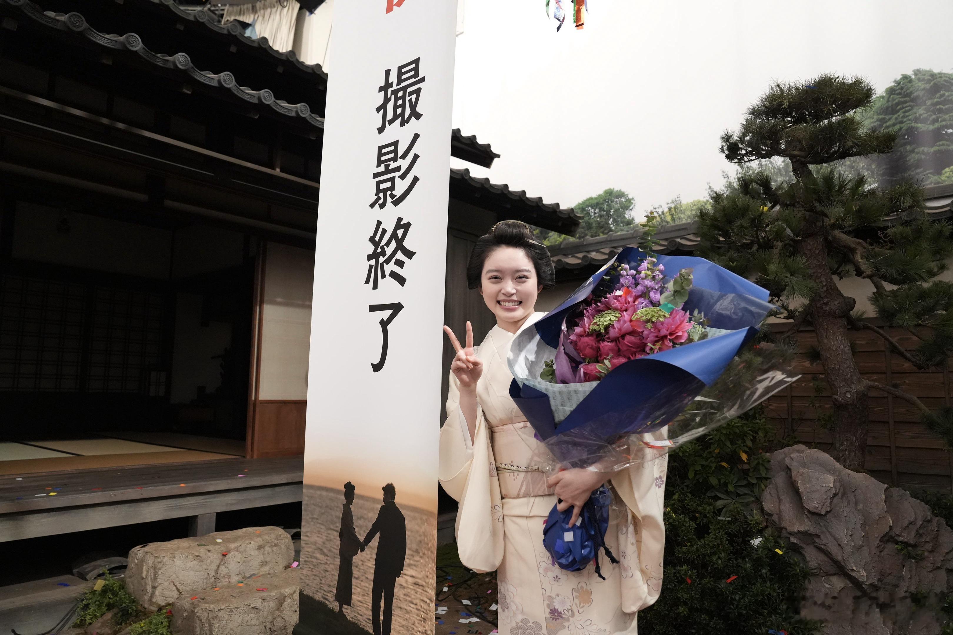 海外影视速递 高石明里主演2025年秋季晨间剧《怪变》公开杀青照。本作品讲述了在