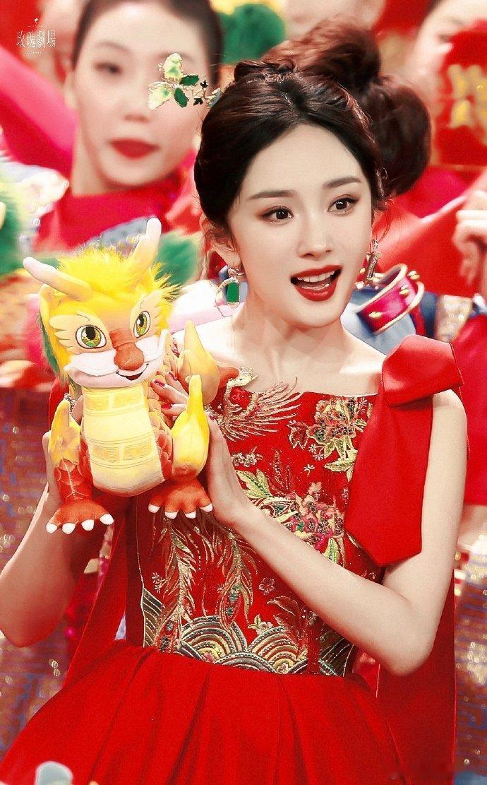杨幂饰演的涂山红红，在《狐妖小红娘月红篇》中，似春日繁花，于画卷里绽放独特魅力。