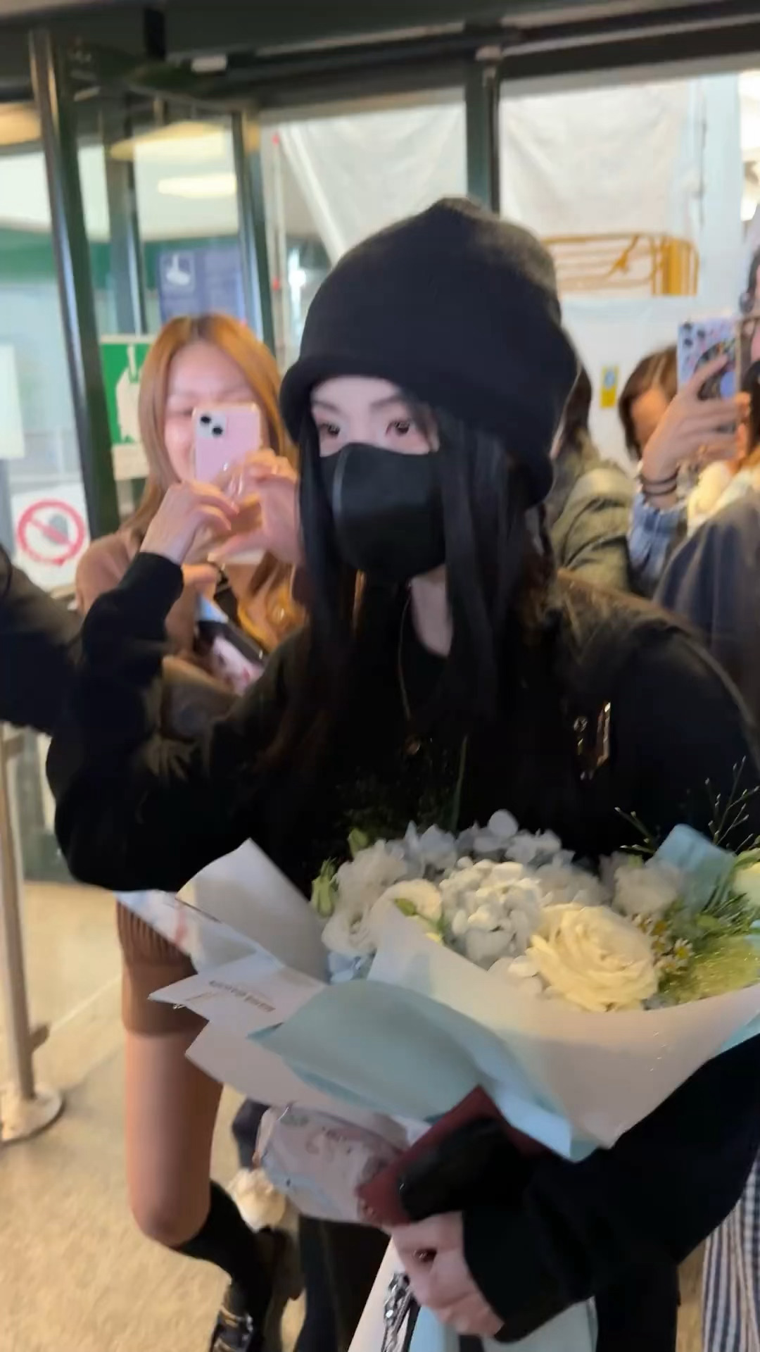 小鞠到米兰了，特意反过手和粉丝比心的乖宝🥰鞠婧祎反过手和粉丝比心 ​​​