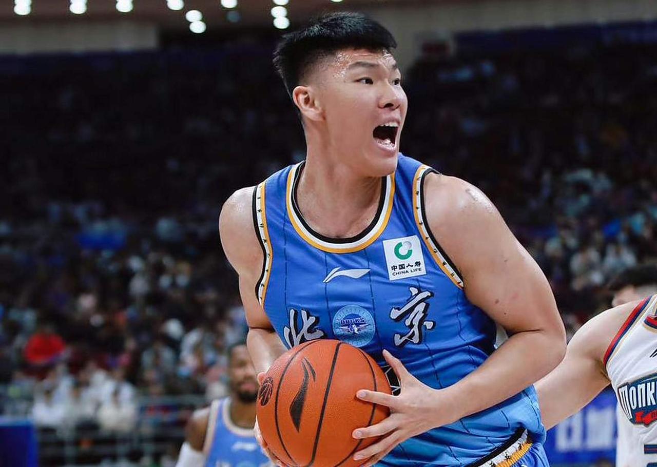 范子铭坐享其成！
北京男篮客场逆转辽宁男篮后，球员们在更衣室收到不菲的奖金！虽然