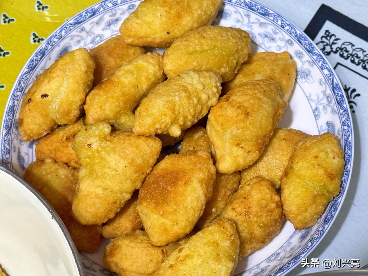 油糕滚菜，吃了痛快。同学在北京买了这套房后，这二十多年，我们几乎每年都会去他家，