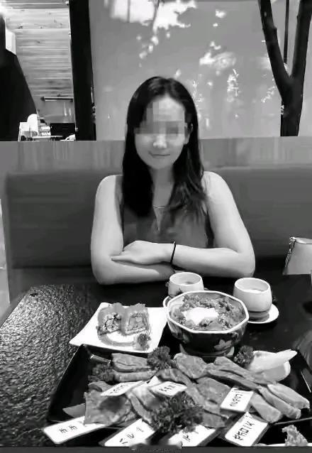 27岁女游客在三亚被蛇咬身亡!
实在太可惜了，这么漂亮的女孩，被蛇咬后四个小时，