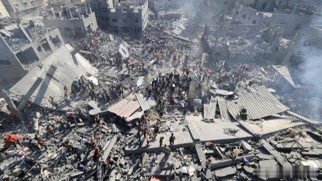 凤凰新闻【首次！以军承认了】加沙南部汗尤尼斯，人们在建筑废墟中搜寻幸存者资料图据