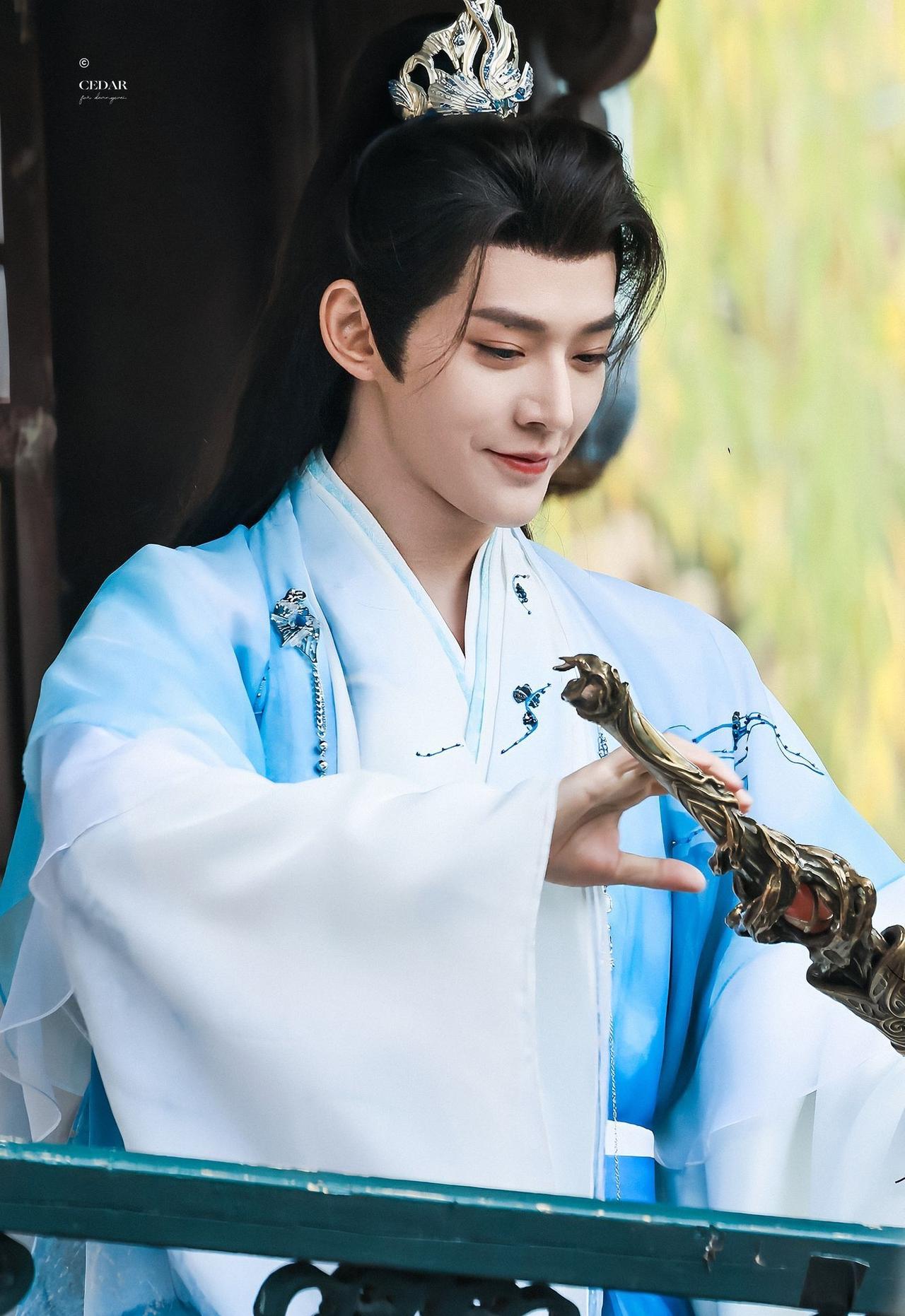 网传《百妖谱》男主邓为女主黄多多，一个95一个06相差十一岁，感觉跟原著人设不符