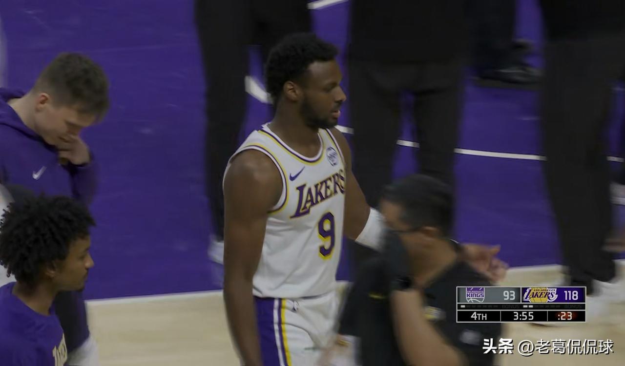 湖人新星布朗尼真是让人眼前一亮！在今天湖人主场以128：104轻取国王的比赛中，