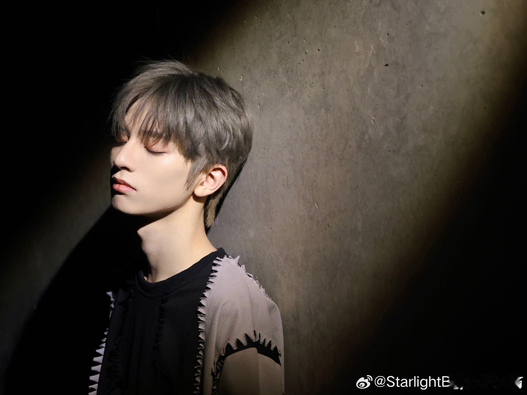 #刘冠佑 我要第一位出道# 刘冠佑为舞台努力不懈，21 年的梦想依然炽热。追求第